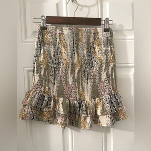 Stretchy pleated mini skirt with bottom ruffle